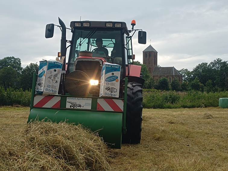 Afbeelding met buitenshuis, hemel, gras, tractor

Door AI gegenereerde inhoud is mogelijk onjuist.